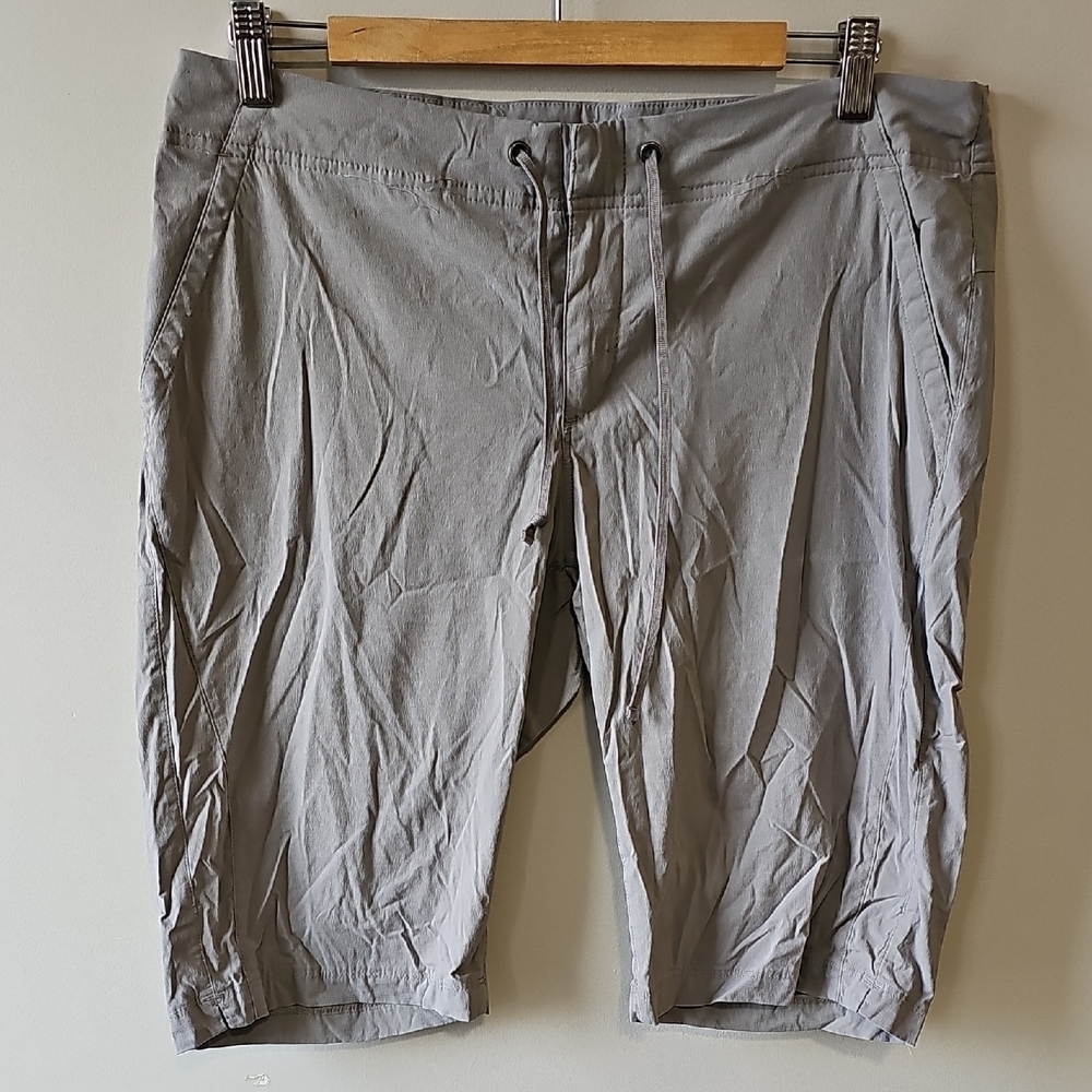 Columbia Size 14 Light Gray Shorts